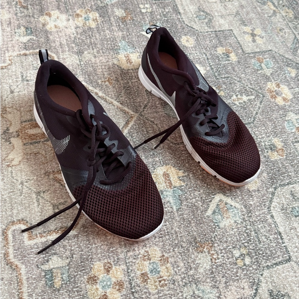 Burgundy/Maroon Nike Sneakers